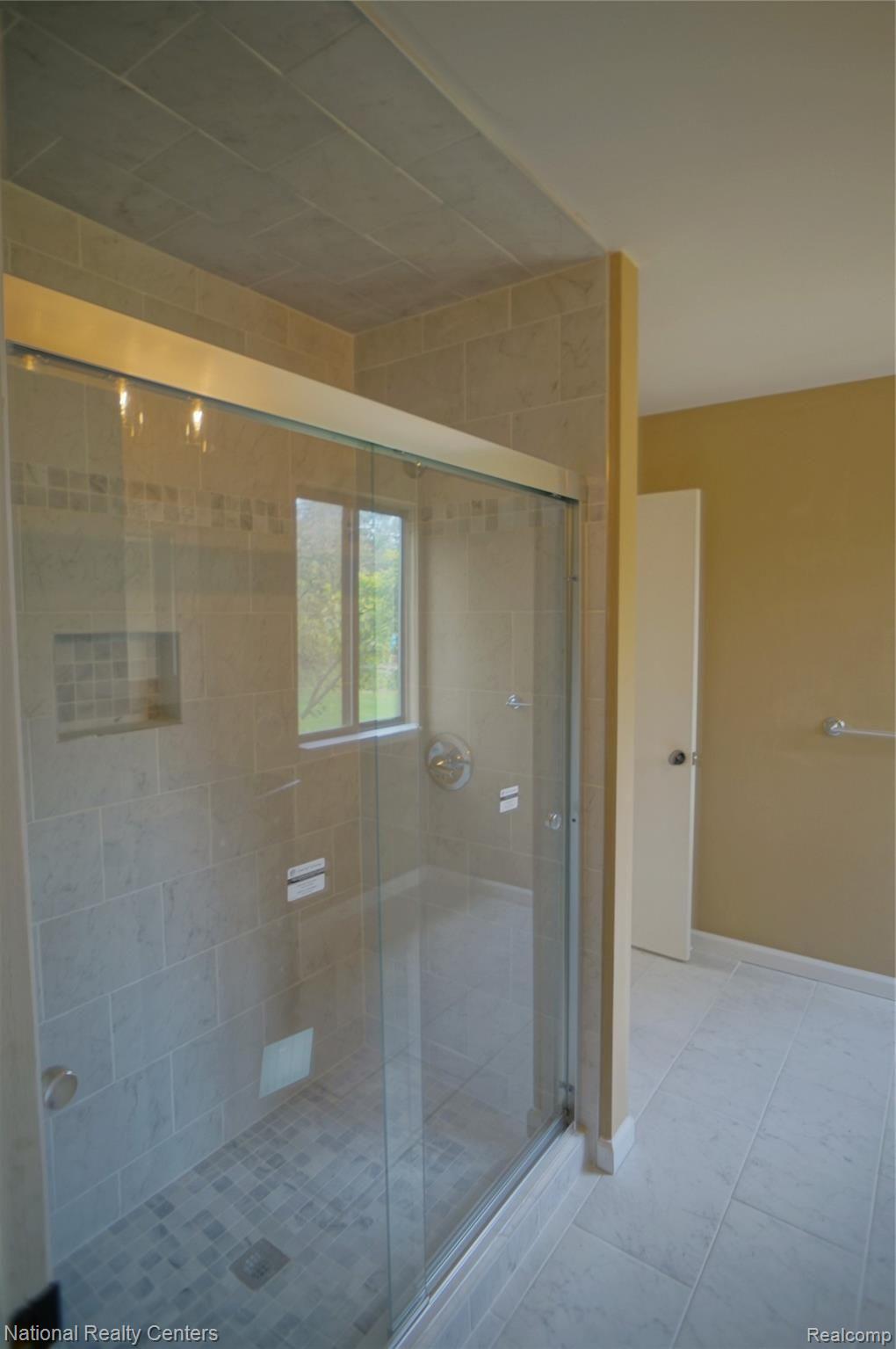 806 Hampton Circle Rochester, MI 48307 - Photo 13 of 16 DSC00392 (1).JPG