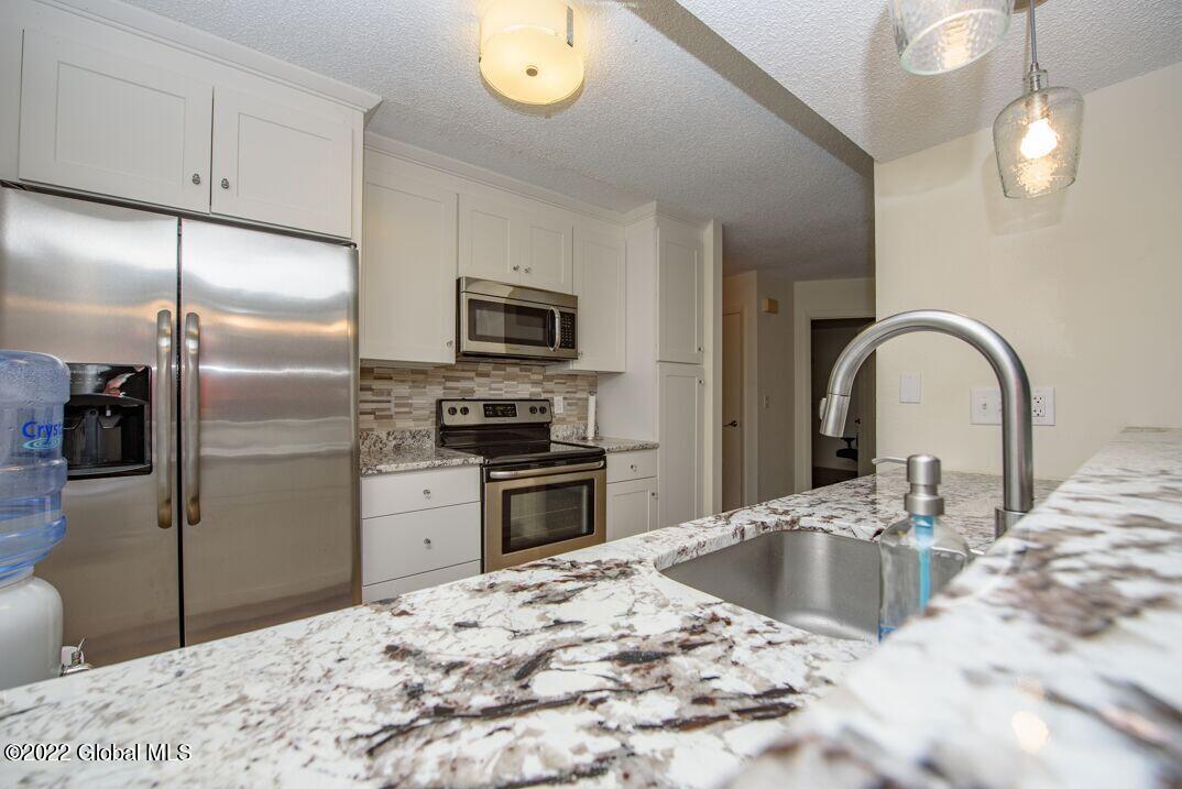 1 Flintlock Lane Halfmoon, NY 12065 - Photo 2 of 8 1 Flintlock_kitchen 3