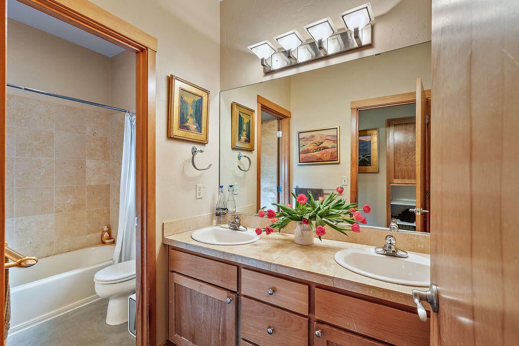 2025 Butler Creek Road Ashland, OR 97520 - Photo 20 of 49 Full hall bath with shower/tub.