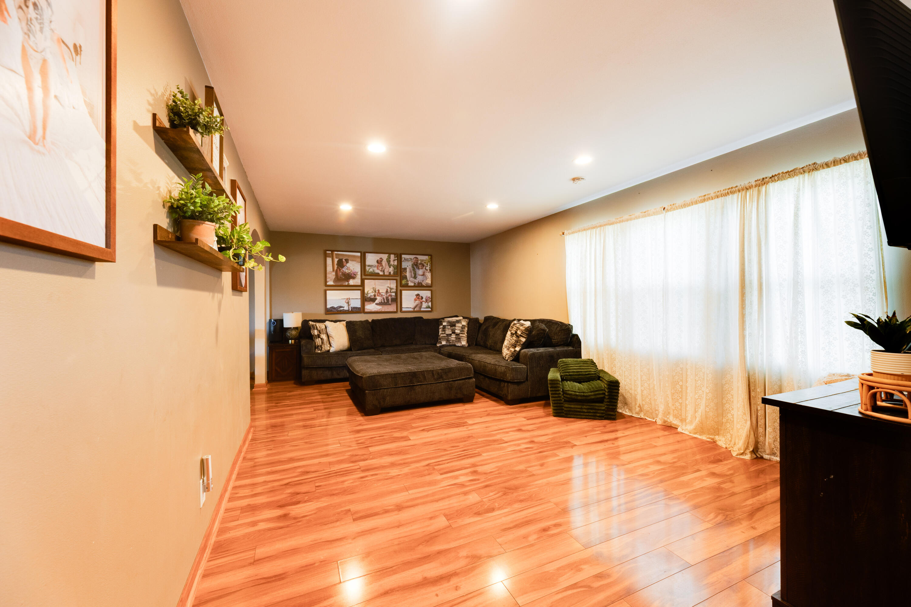 213 West State Road North Prairie, WI 53153 - Photo 15 of 37 Bright Spacious living room