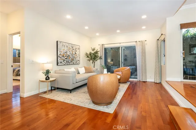 $1,100,000 | 817 10th Street, Unit 104, Santa Monica, CA 90403