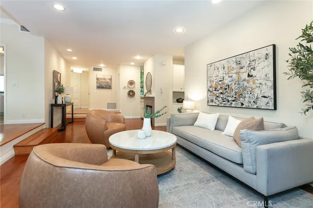$1,100,000 | 817 10th Street, Unit 104, Santa Monica, CA 90403