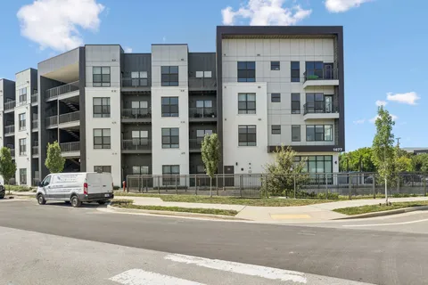 a building that has a lots of windows in it
