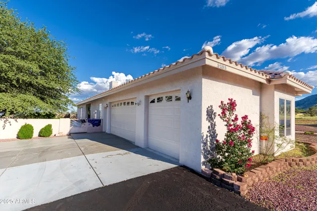 a view of an entryway with livingroom