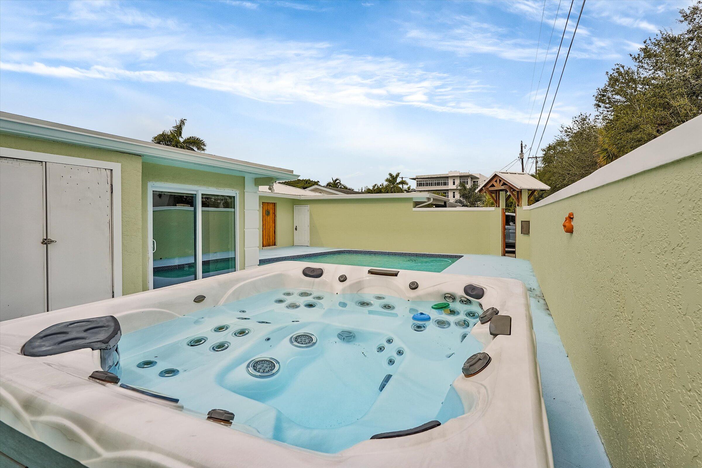810 Bamboo Lane Delray Beach, FL 33483 - Photo 30 of 30 a view of balcony with furniture