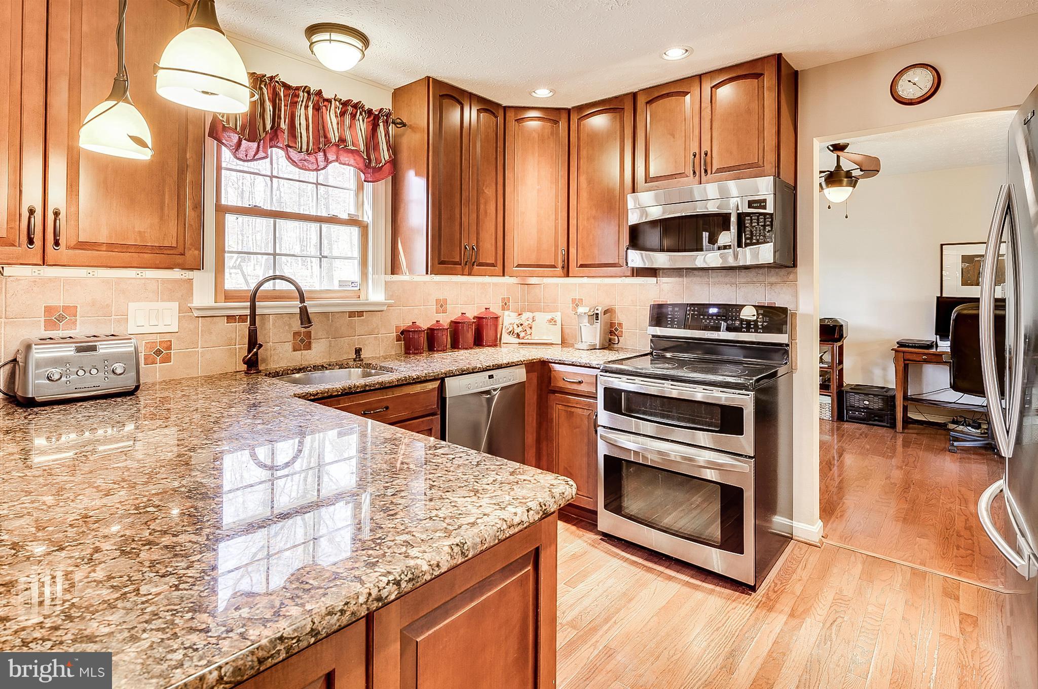 6126 Fairbourne Court Hanover, MD 21076 - Photo 3 of 27 42" maple cabinets