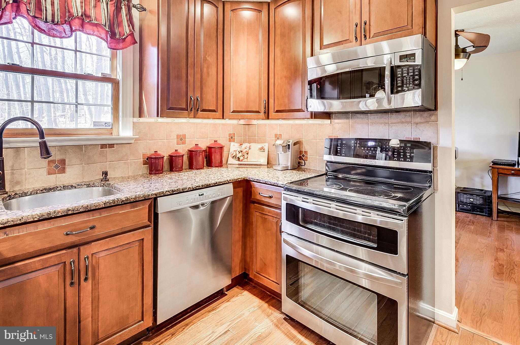 6126 Fairbourne Court Hanover, MD 21076 - Photo 4 of 27 Granite counters