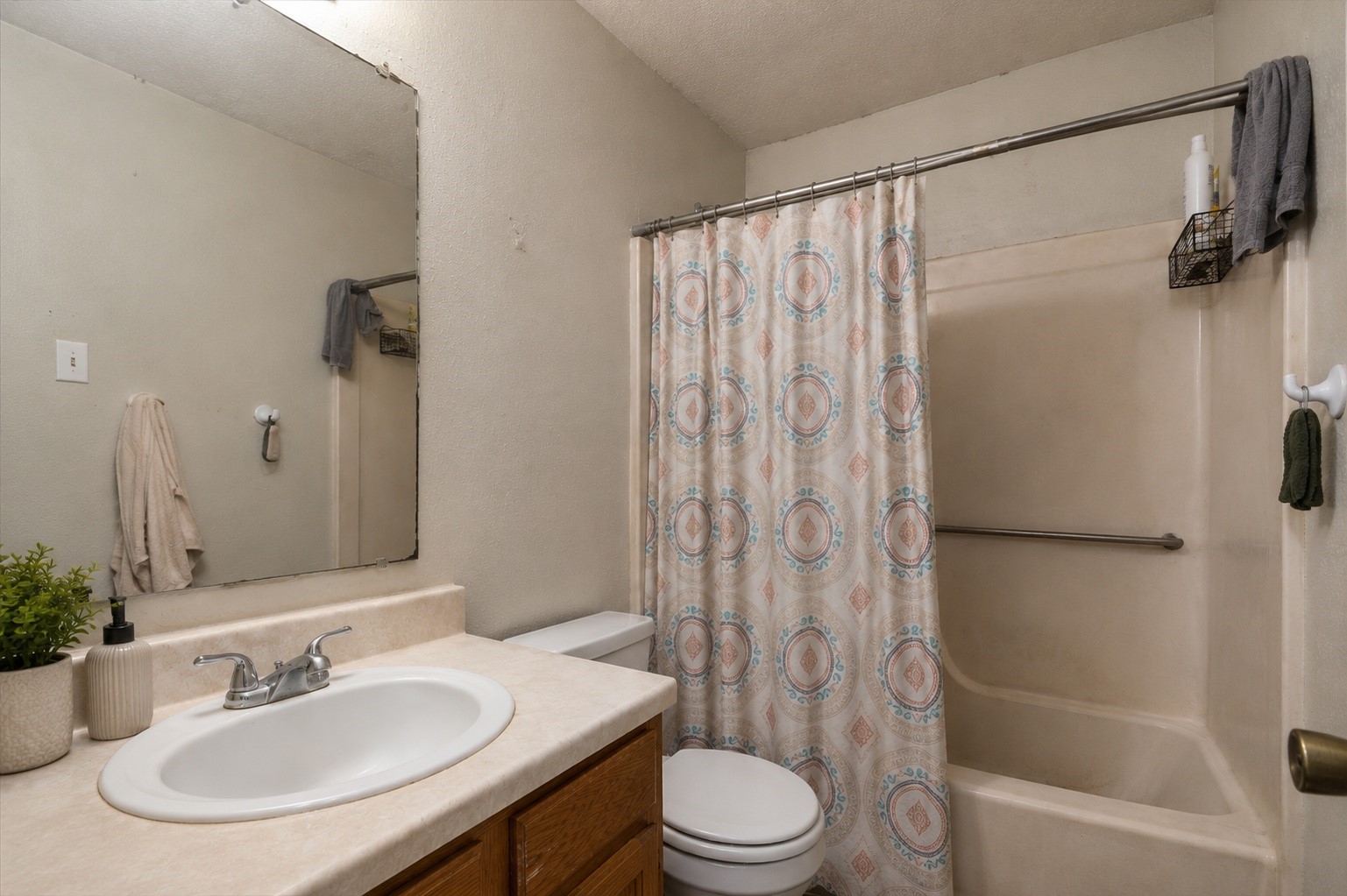 10028 Spring Pl Drive Houston, TX 77070 - Photo 12 of 14 *Secondary bath*For tenant privacy, personal belongings have been digitally removed from these photos. The images otherwise reflect the home's current condition, including existing finishes and cosmetic wear.