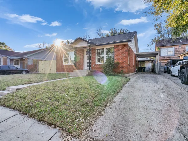 a view of a yard in front of a house