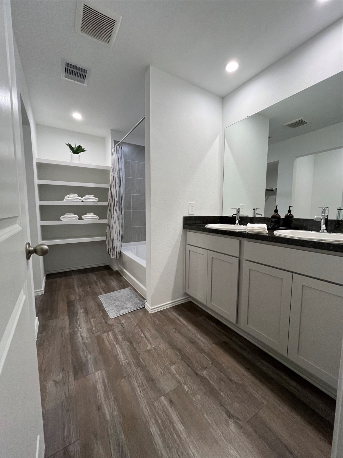5446 Wyndham Ridge Ln Spring Spring, TX 77373 - Photo 10 of 24 a view of room with cabinets