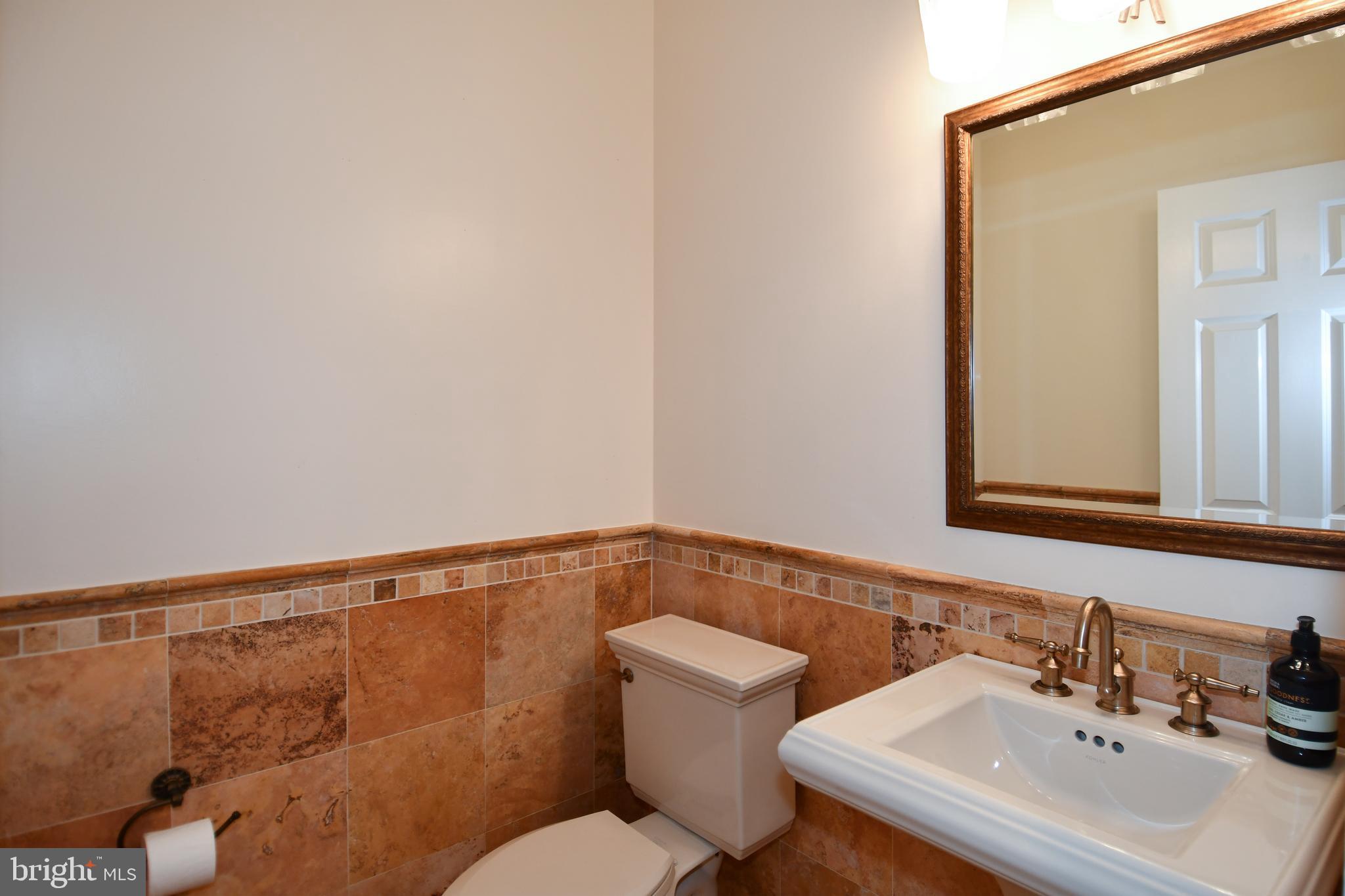 7808 Southdown Road Alexandria, VA 22308 - Photo 52 of 99 Main level half bath