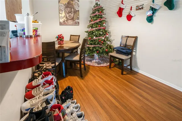 a very nice looking room with many windows