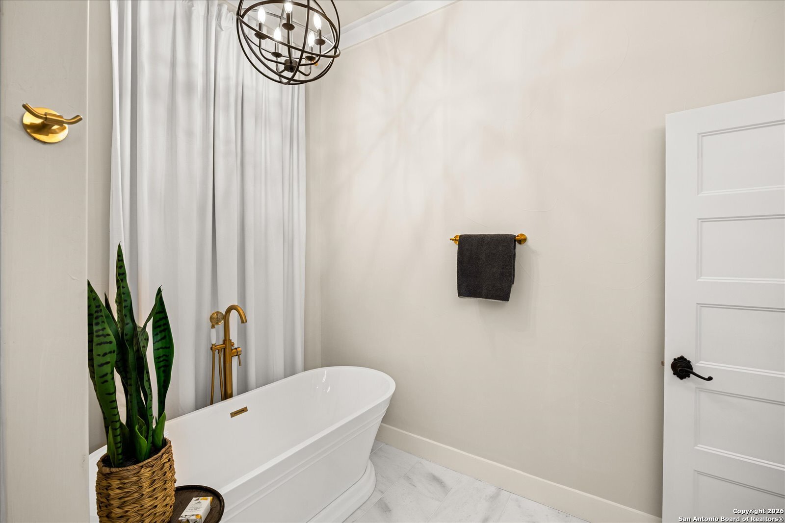 1006 High Street Comfort, TX 78013 - Photo 27 of 50 a bathroom with a toilet a sink and tub