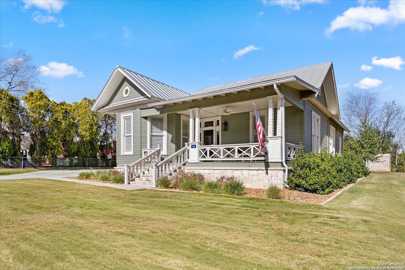 1006 High Street Comfort, TX 78013 - Photo 3 of 50 a front view of a house with garden