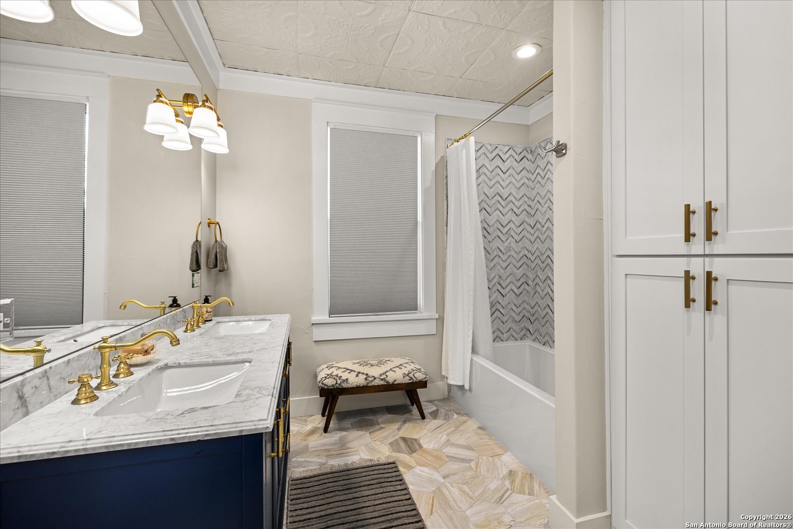 1006 High Street Comfort, TX 78013 - Photo 34 of 50 a bathroom with a sink tub and a mirror