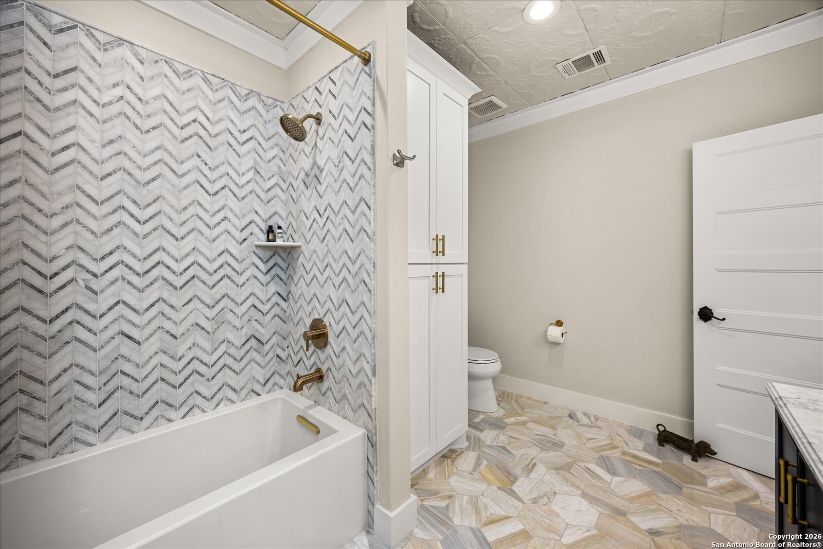 1006 High Street Comfort, TX 78013 - Photo 36 of 50 a bathroom with a bathtub and toilet
