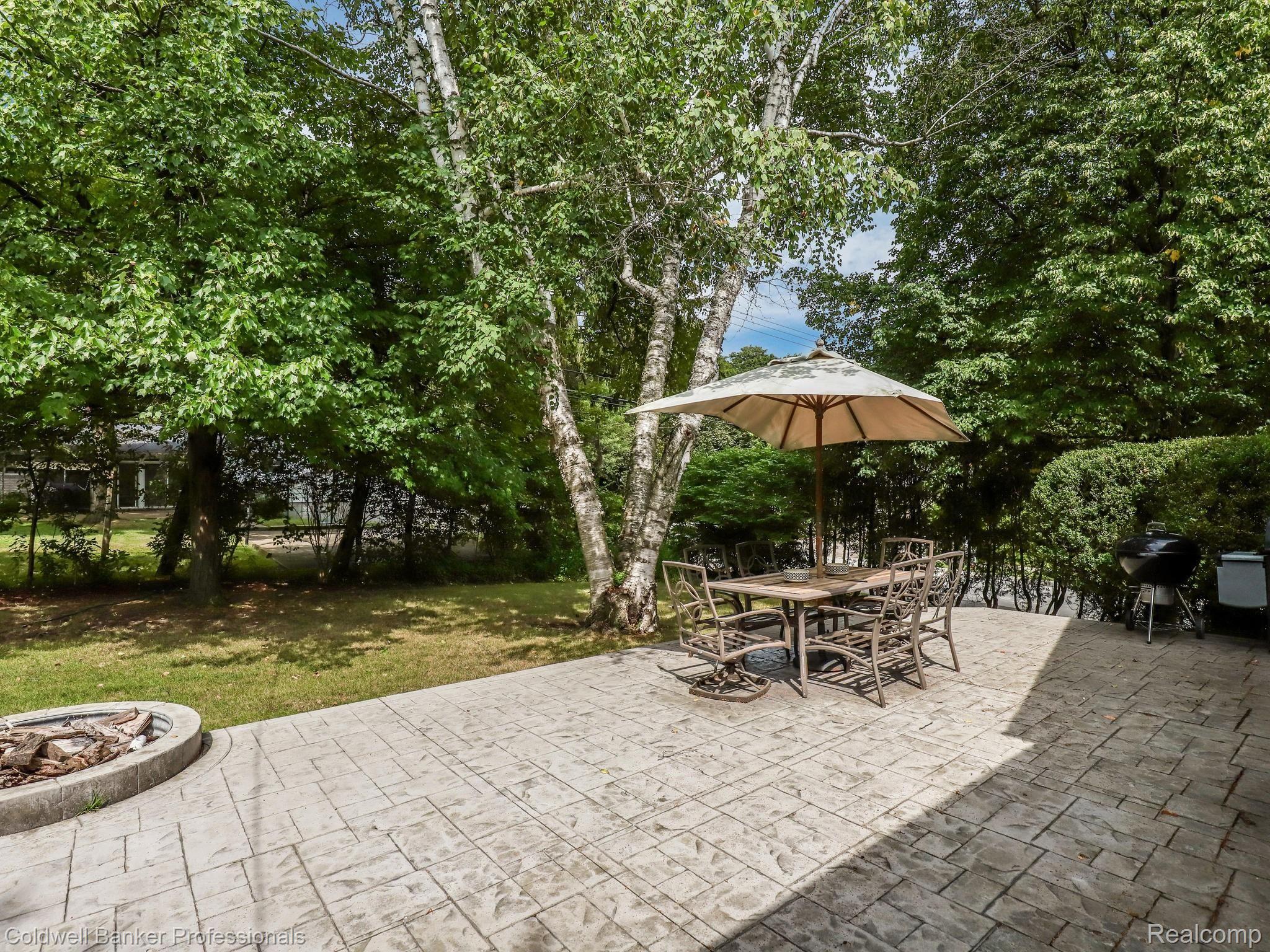 304 West Webster Road Royal Oak, MI 48073 - Photo 28 of 35 29- Built in firepit.jpg
