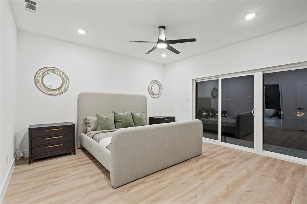 923 Walkway Street Dallas, TX 75212 - Photo 21 of 33 Bedroom featuring light wood-style flooring, a ceiling fan, recessed lighting, and a closet