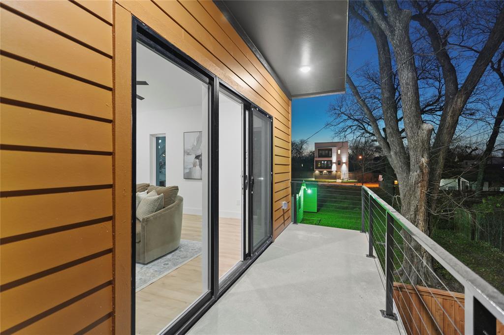 923 Walkway Street Dallas, TX 75212 - Photo 30 of 33 View of balcony