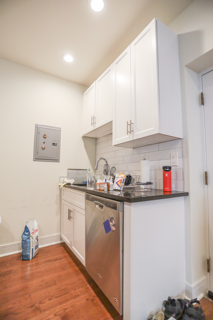652 West Roscoe Street, Unit 103 Chicago, IL 60657 - Photo 4 of 11