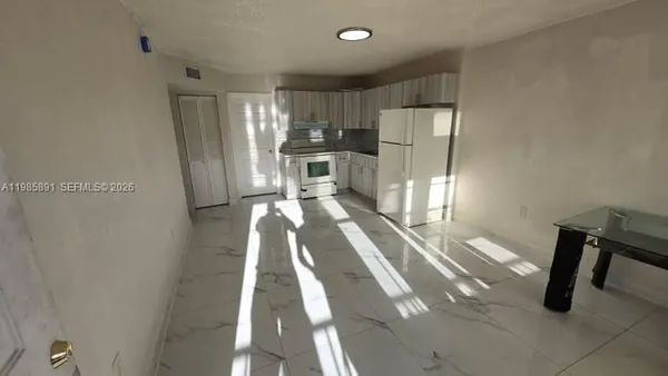 $2,400 | 208 Avondale Drive, Unit 11, Pompano Beach, FL 33060