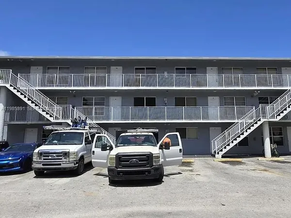 $2,400 | 208 Avondale Drive, Unit 11, Pompano Beach, FL 33060
