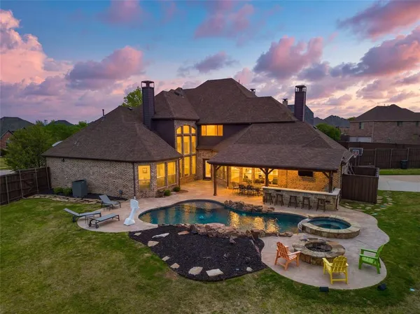 a view of a house with backyard and sitting area