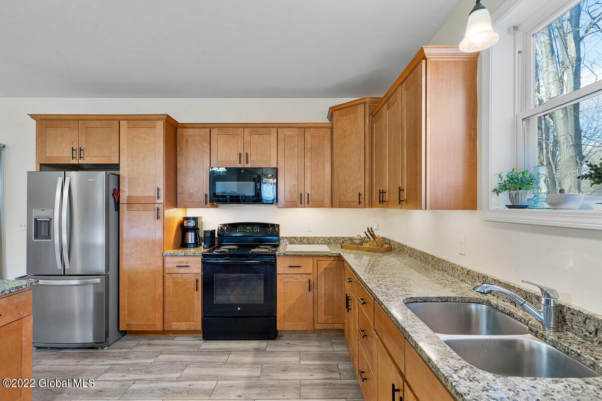 466 Russell Road Albany, NY 12203 - Photo 8 of 45 466 Russell Road Albany NY 028 MLS