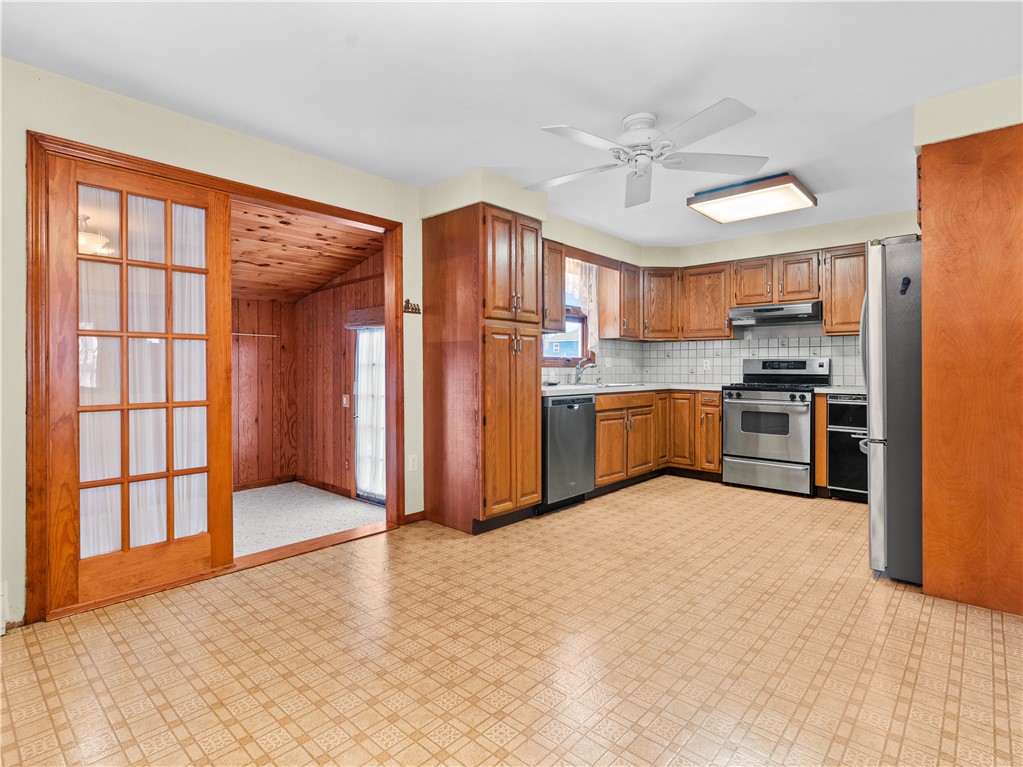 46 Ridgeway Drive Warren, RI 02885 - Photo 6 of 22 Spacious Eat-In Kitchen