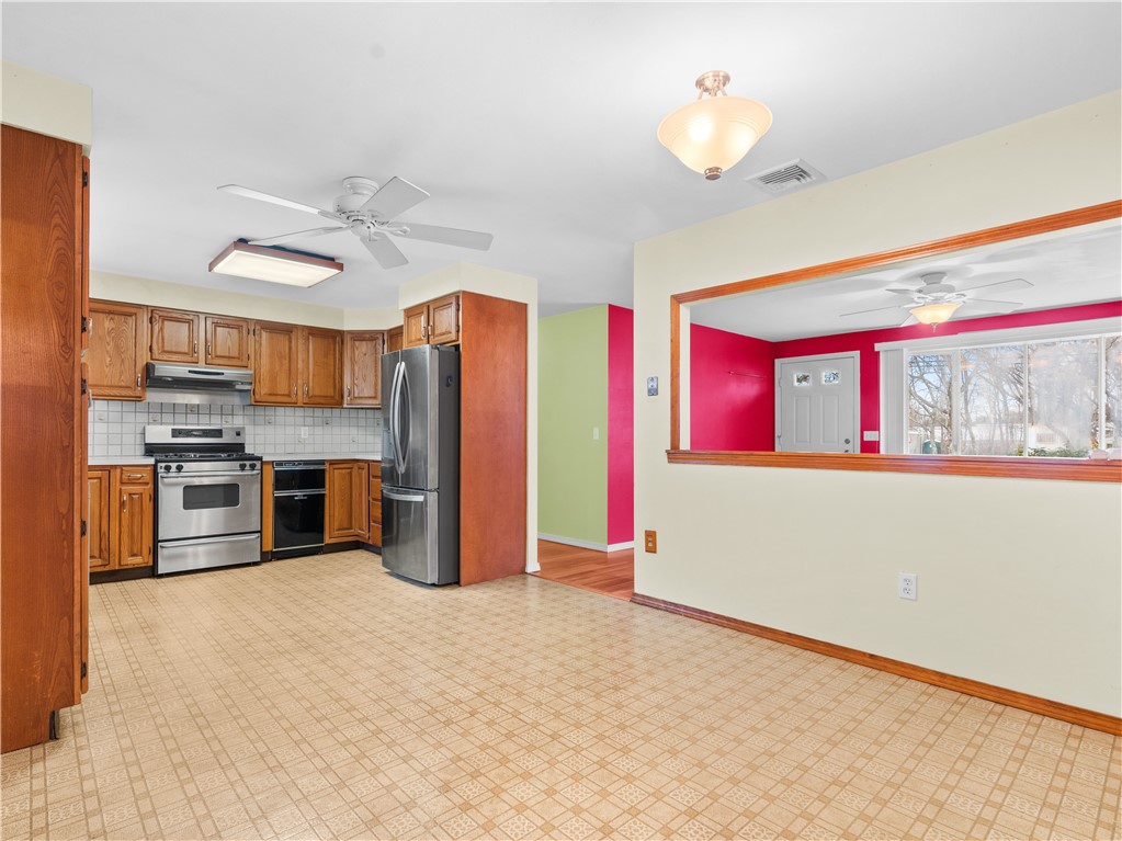46 Ridgeway Drive Warren, RI 02885 - Photo 7 of 22 Kitchen