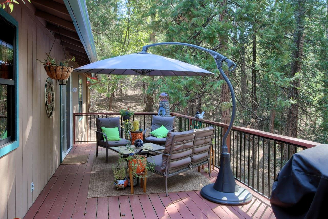 36555 Mudge Ranch Road Coarsegold, CA 93614 - Photo 34 of 80 a view of balcony with furniture and umbrella