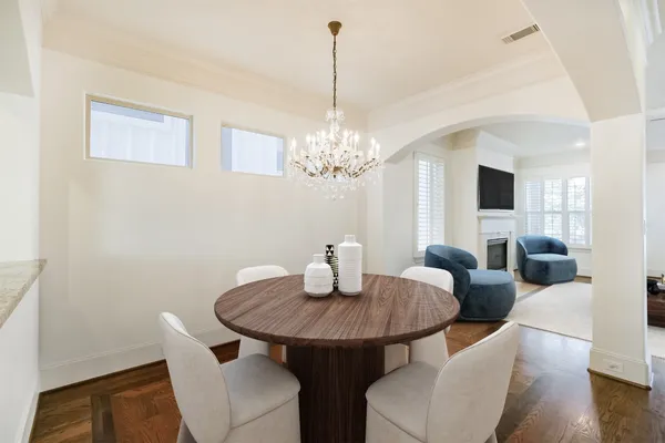 $5,500 | 407 West Bell Street, Houston, TX 77019
