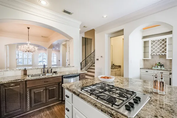 $5,500 | 407 West Bell Street, Houston, TX 77019