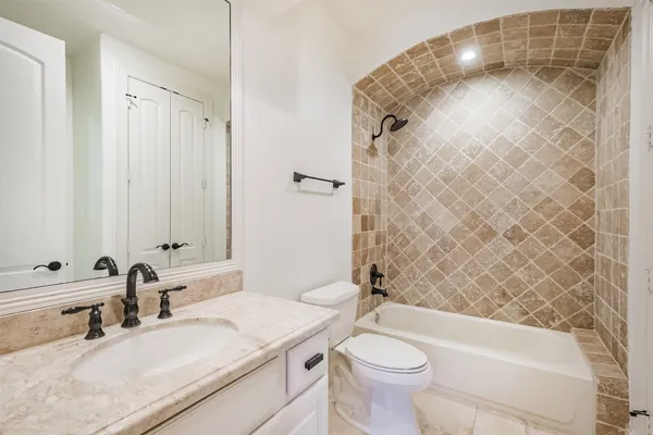 $5,500 | 407 West Bell Street, Houston, TX 77019