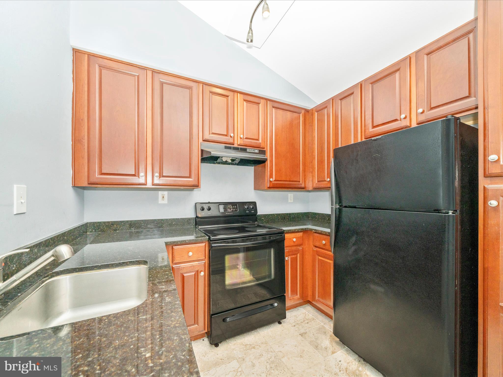9907 Boysenberry Way, Unit 11042 Gaithersburg, MD 20879 - Photo 20 of 48 Kitchen