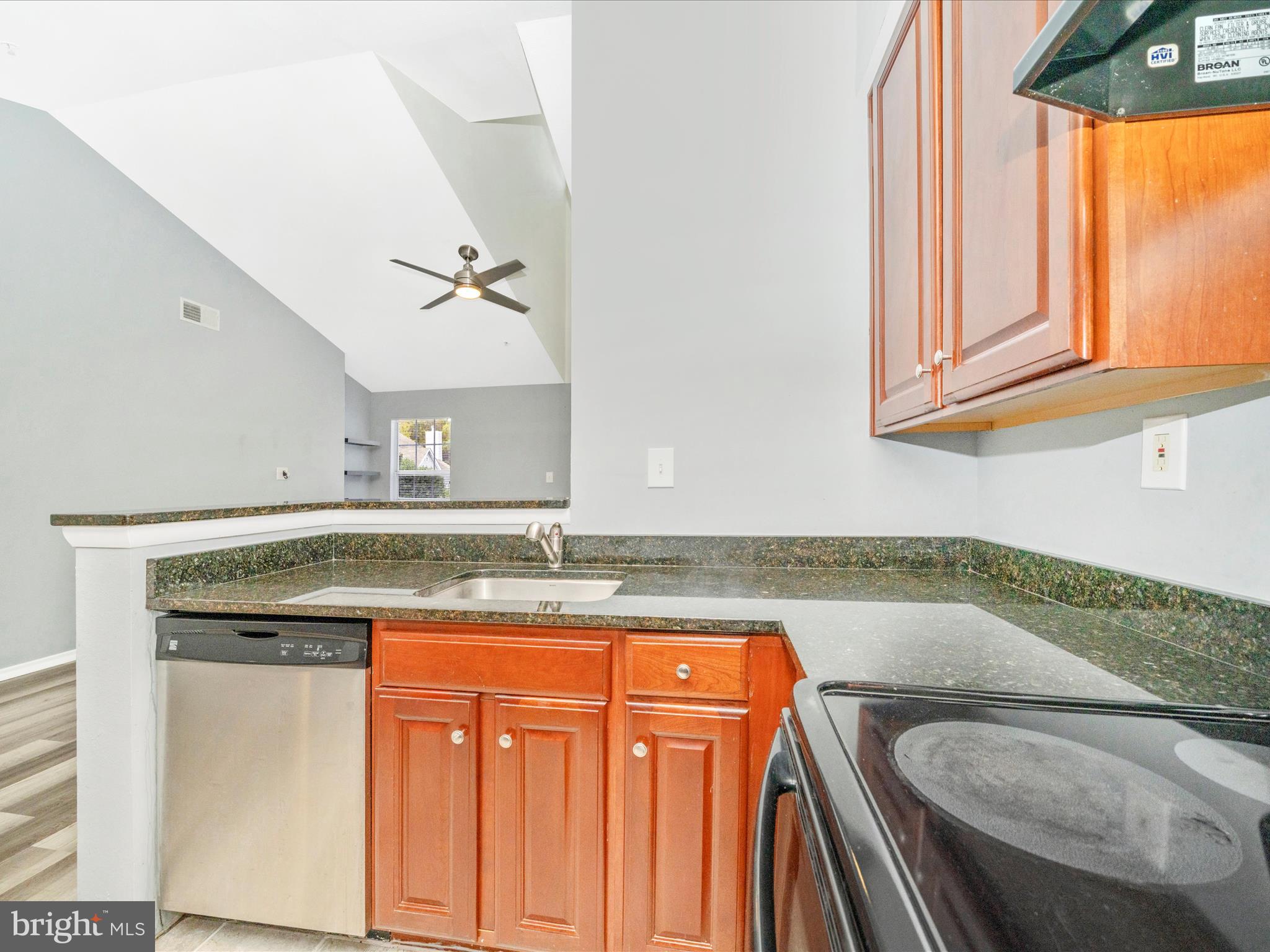 9907 Boysenberry Way, Unit 11042 Gaithersburg, MD 20879 - Photo 21 of 48 Kitchen