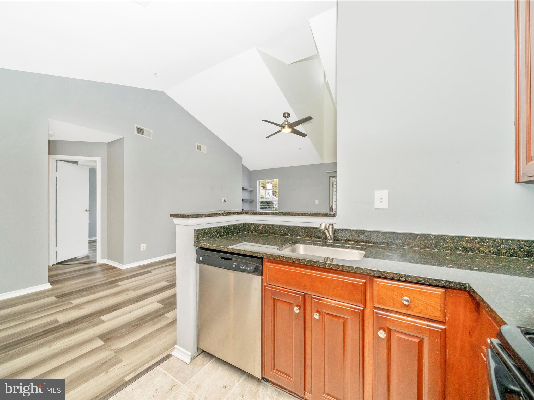 9907 Boysenberry Way, Unit 11042 Gaithersburg, MD 20879 - Photo 22 of 48 Kitchen