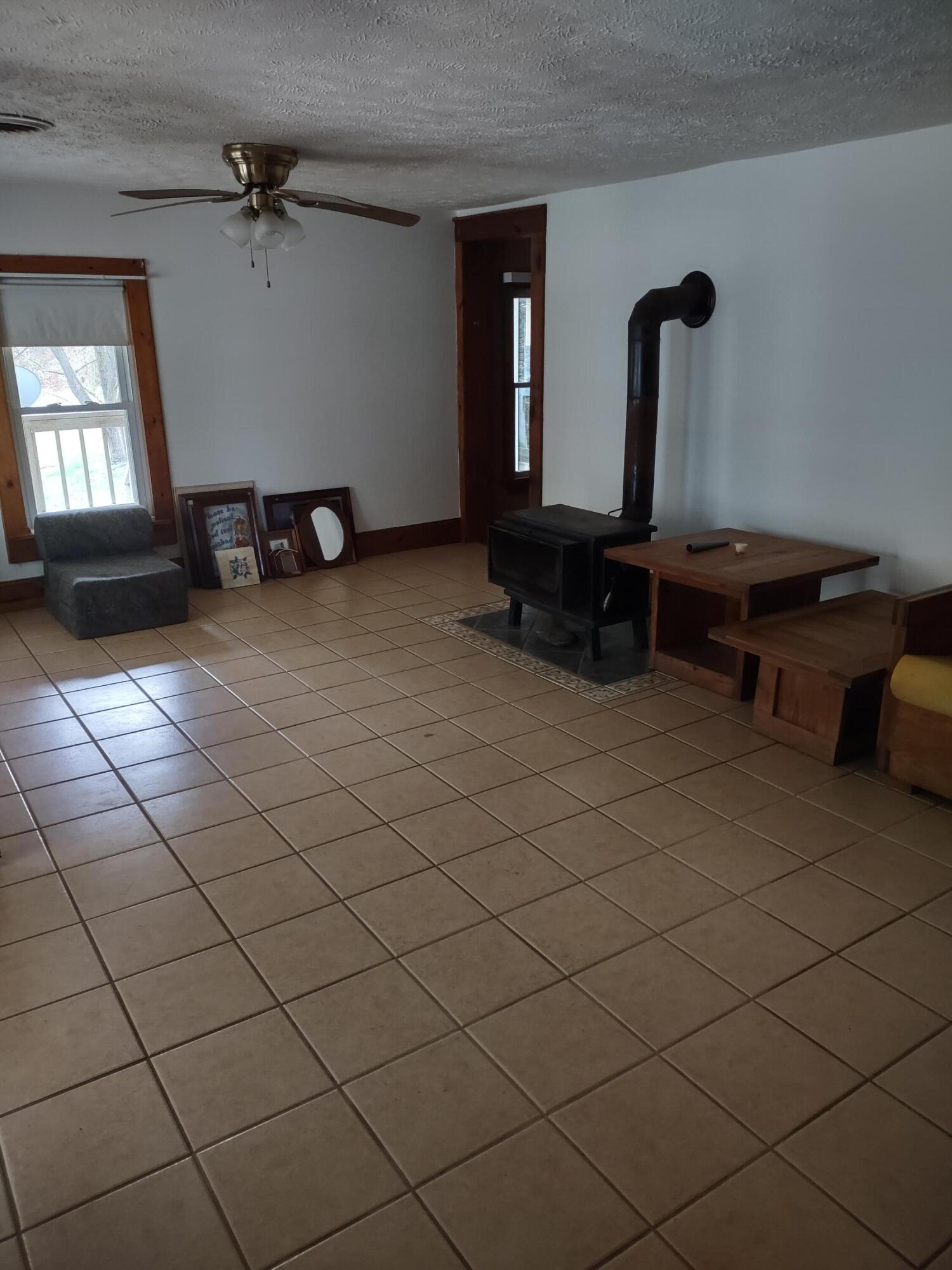 10419 Caney Valley Road Bristol, VA 24202 - Photo 14 of 37 Living Room