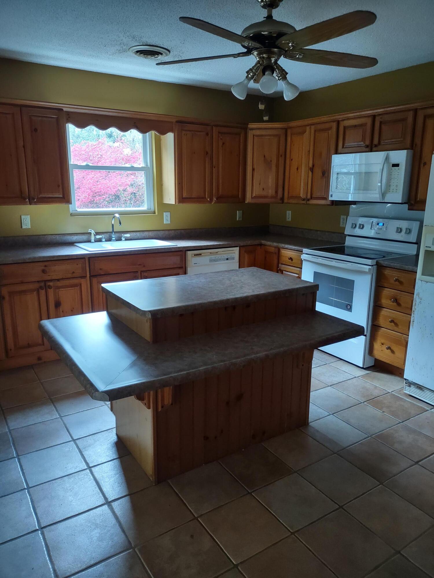 10419 Caney Valley Road Bristol, VA 24202 - Photo 31 of 37 Kitchen