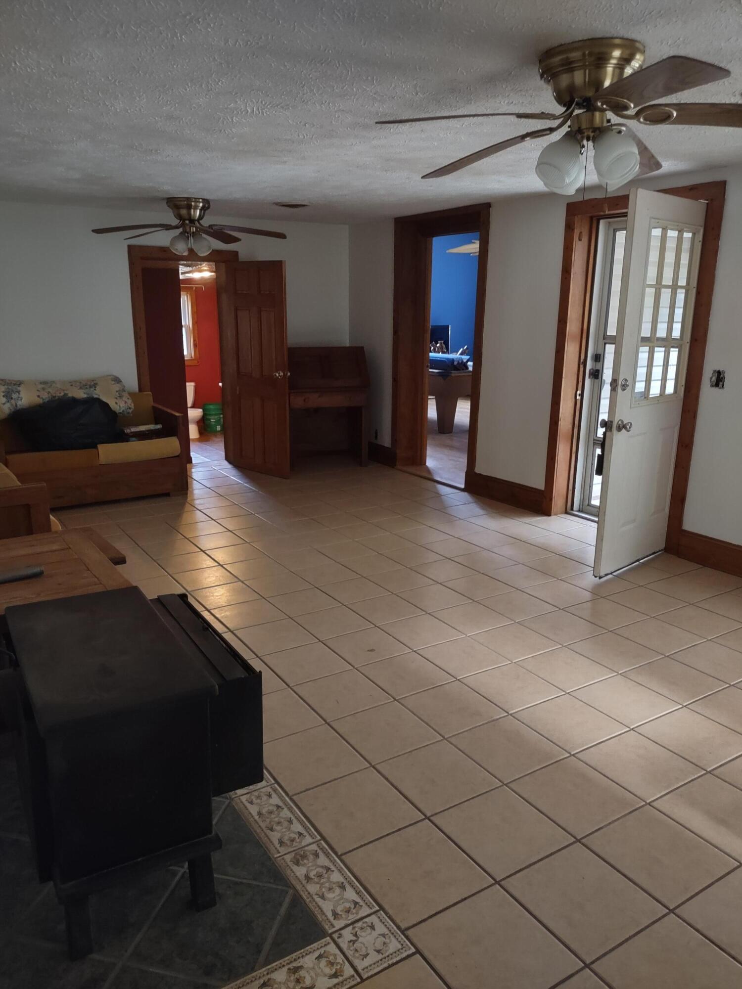 10419 Caney Valley Road Bristol, VA 24202 - Photo 35 of 37 Living Room