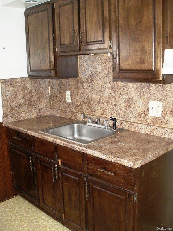 19207 Kelly Road Harper Woods, MI 48225 - Photo 4 of 13 3-3-2011 002
