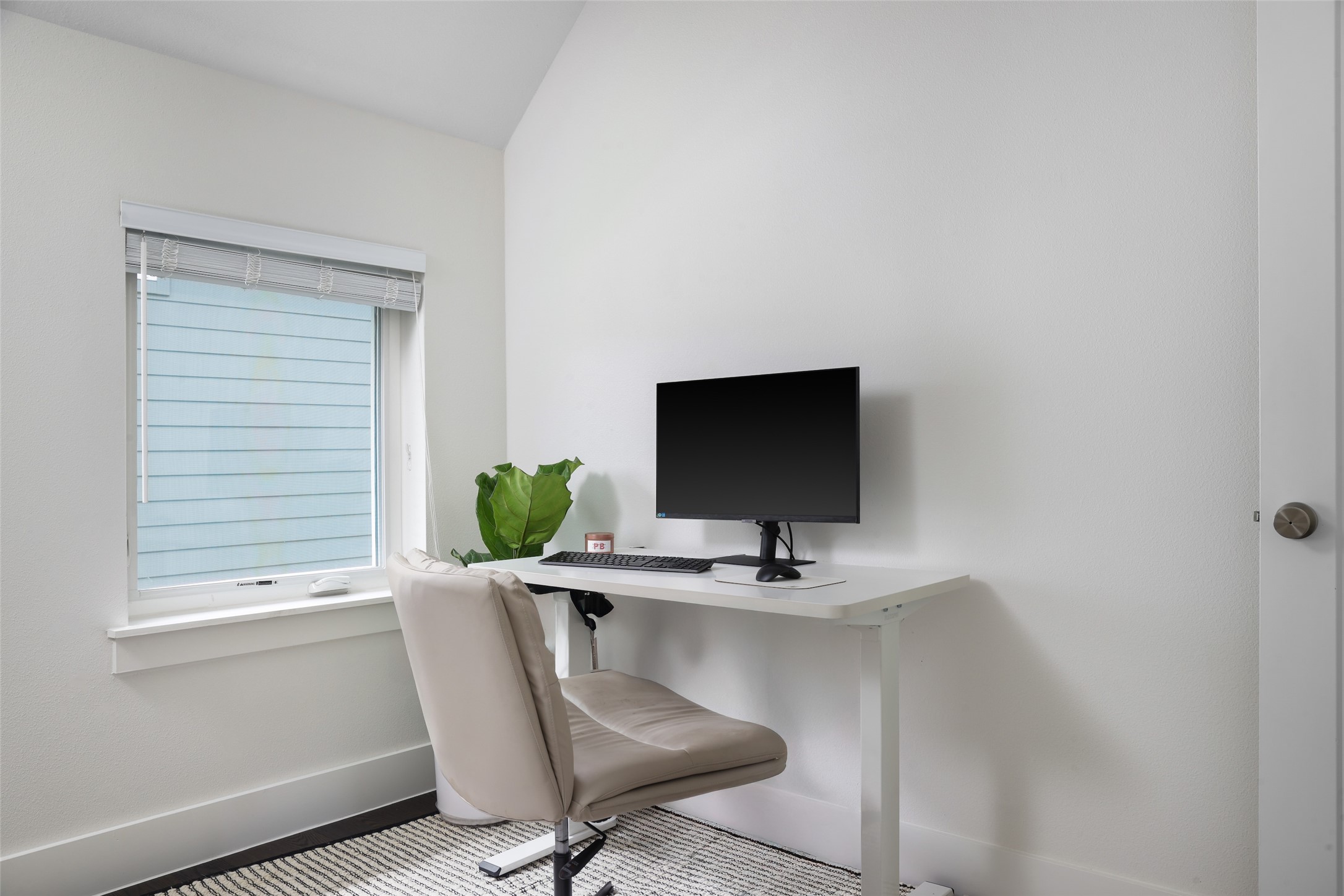 1120 Omega Avenue, Unit 1 Austin, TX 78721 - Photo 15 of 24 a hallway with a computer on a desk and chair