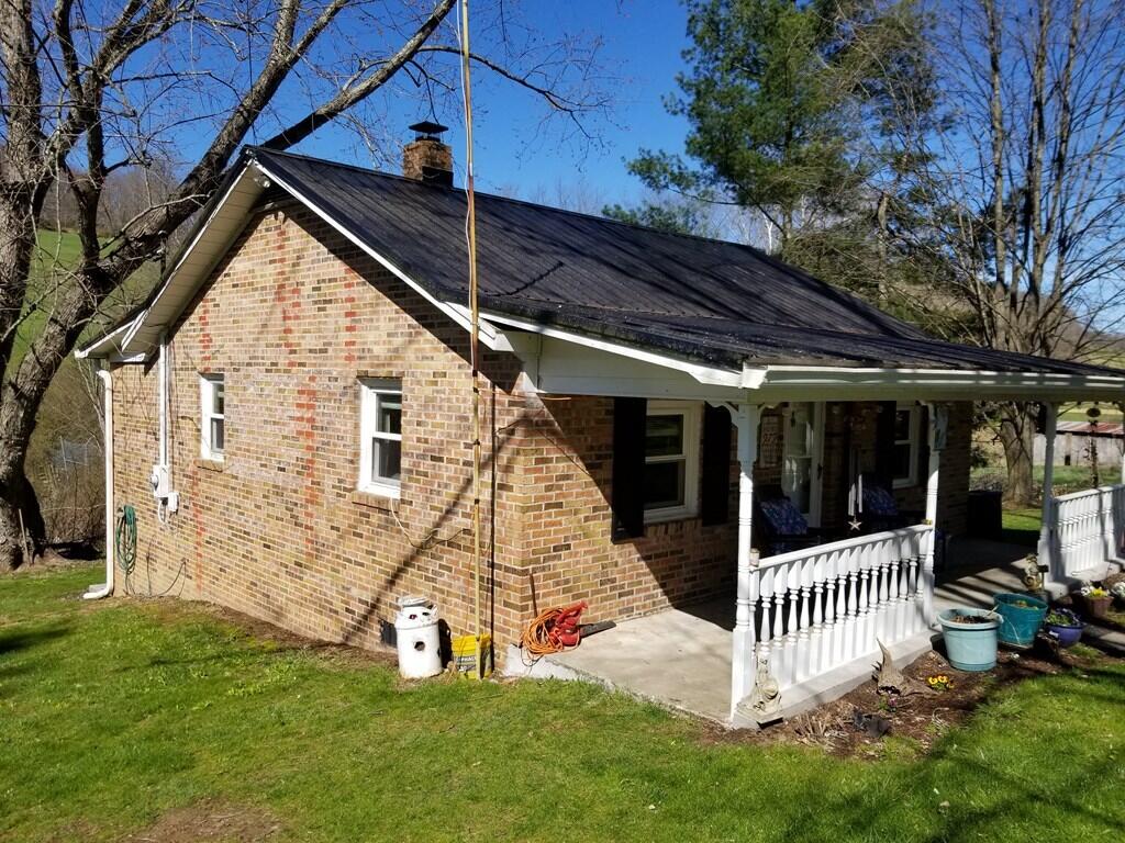 979 Spring Valley Road Marion, VA 24354 - Photo 3 of 12 sIDE