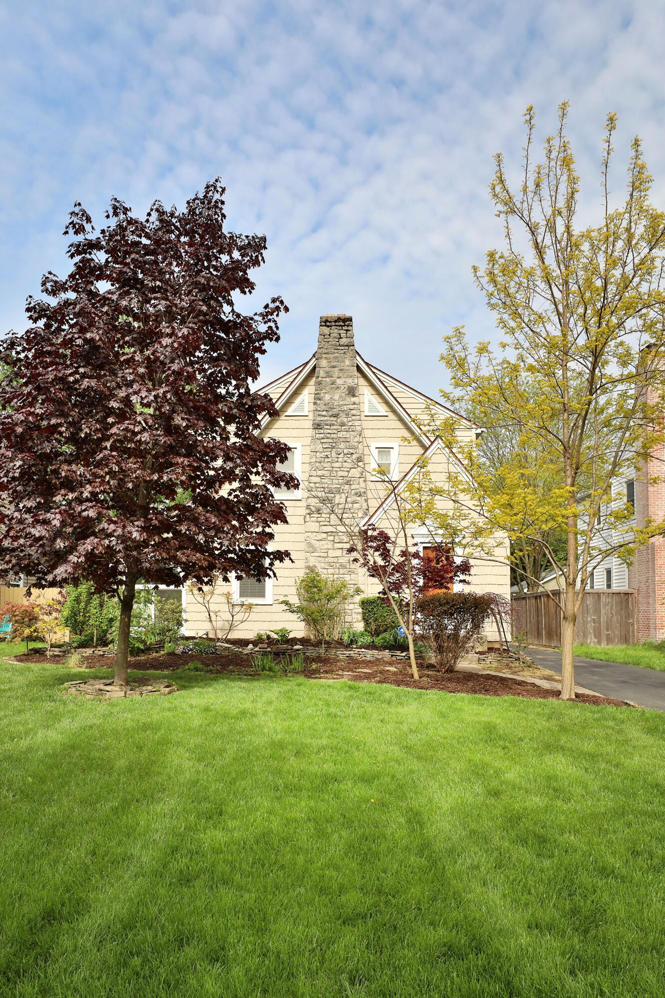 137 North Cassingham Road Columbus, OH 43209 - Photo 4 of 47 Front
