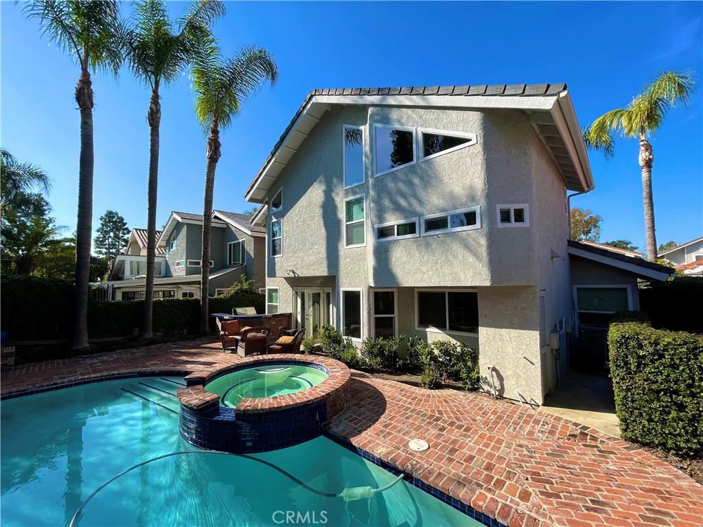 10 Ramada Irvine, CA 92620 - Photo 5 of 22 a front view of a house with garden