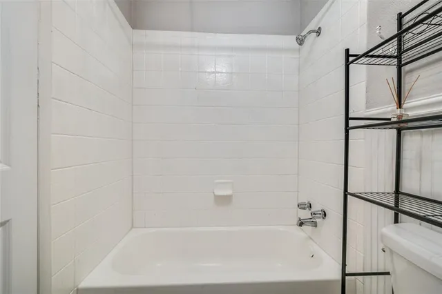 a view of empty room with ceiling fan