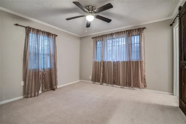 a view of empty room with a ceiling fan