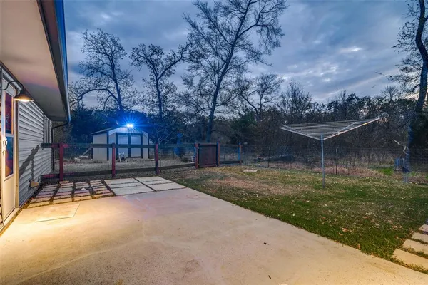 a view of a backyard with basketball court