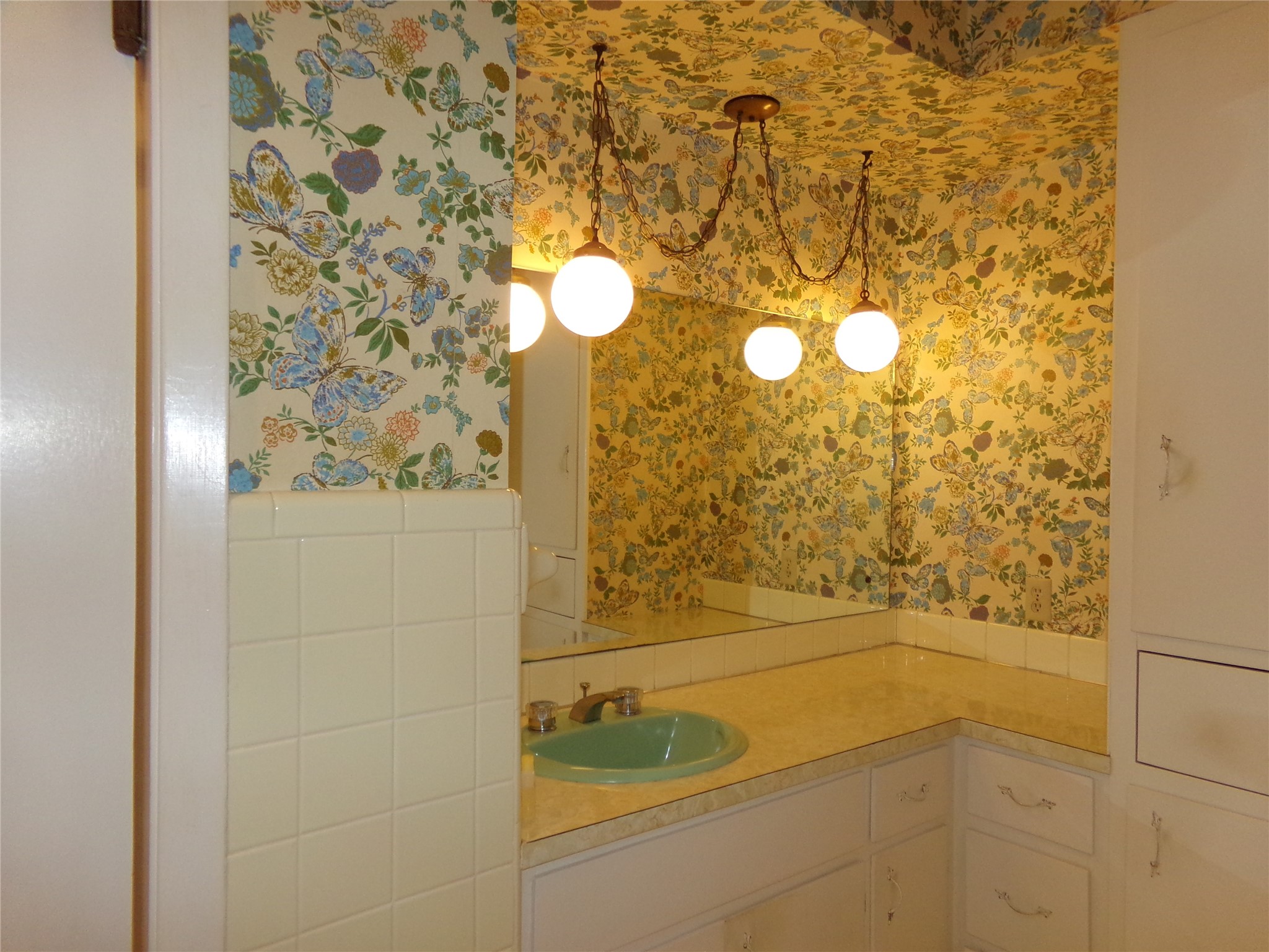 516 North College Street Weimar, TX 78962 - Photo 11 of 20 a bathroom with a shower