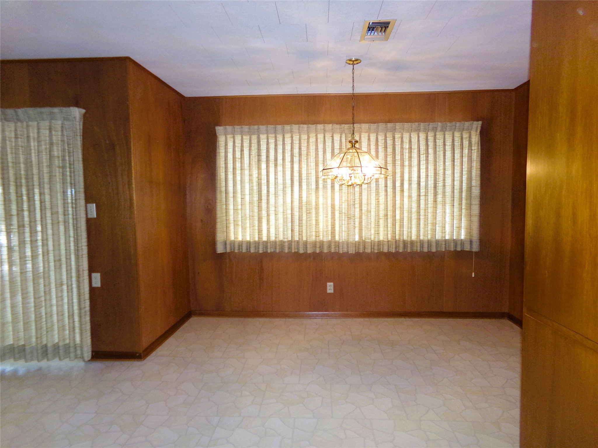 516 North College Street Weimar, TX 78962 - Photo 7 of 20 an empty room with a window